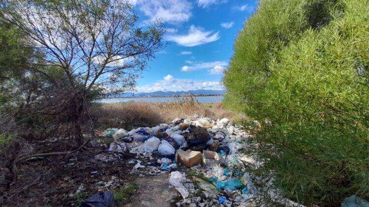 Discarica abusiva nella Laguna di Santa Gilla a Cagliari