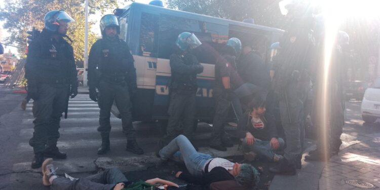 Ultima Generazione Catania, bloccano strada davanti al Tribunale e colorano Fontana della Provvidenza