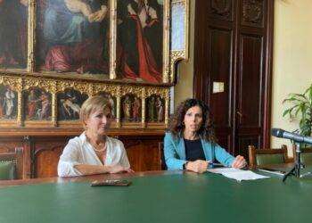 A Cagliari vetrine in rosso contro la violenza sulle donne