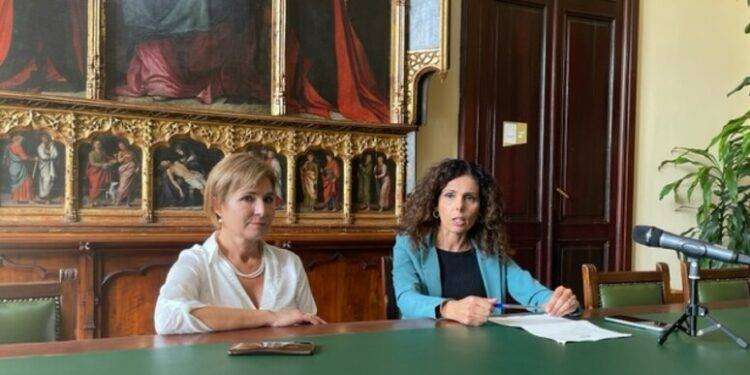 A Cagliari vetrine in rosso contro la violenza sulle donne