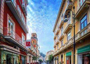A Sorrento via i sexy shop vicino a chiese e scuole