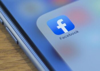 Facebook a pagamento, si parte: sugli smartphone arriva il messaggio ‘scegli’