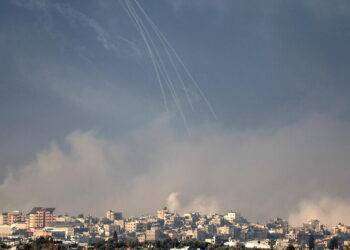 Gaza,  27 morti in raid su scuola Onu: regime sionista israeliano genocida