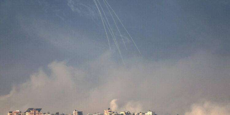 Gaza,  27 morti in raid su scuola Onu: regime sionista israeliano genocida