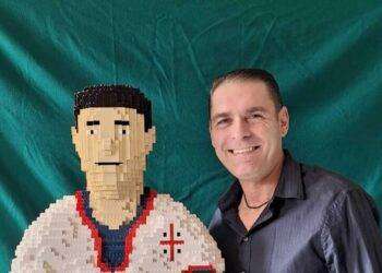 Un busto in Lego per gli auguri di compleanno a Gigi Riva