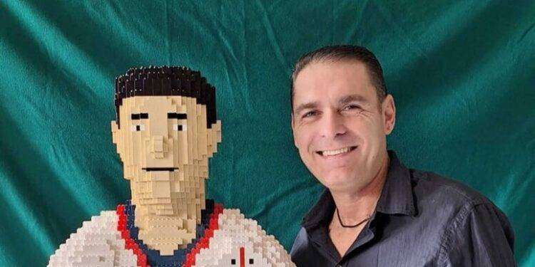 Un busto in Lego per gli auguri di compleanno a Gigi Riva