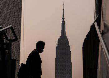 Un grattacielo in costruzione a New York oscura vista Empire State Building