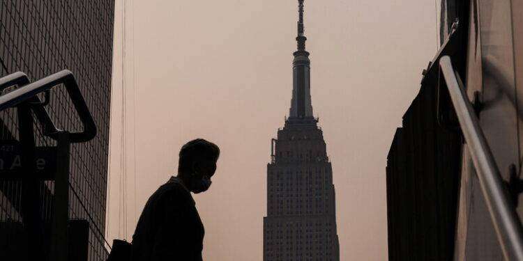 Un grattacielo in costruzione a New York oscura vista Empire State Building