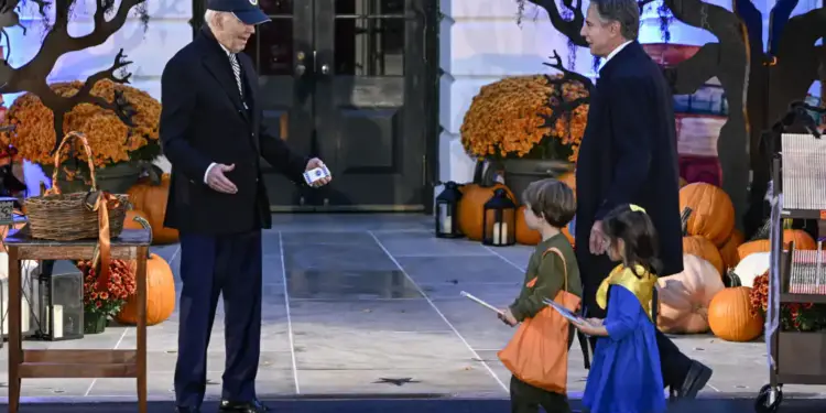 Halloween alla Casa Bianca, il figlio di Blinken travestito da Zelensky