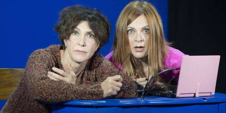 “Il marito invisibile” con Maria Amelia Monti e Marina Massironi – a Cagliari e nell’Isola –