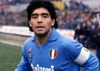 Napoli omaggia Maradona, fiaccolata da brividi in memoria di Diego