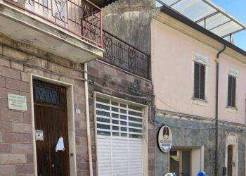 Minacce e percosse a medici davanti ai pazienti, arrestato