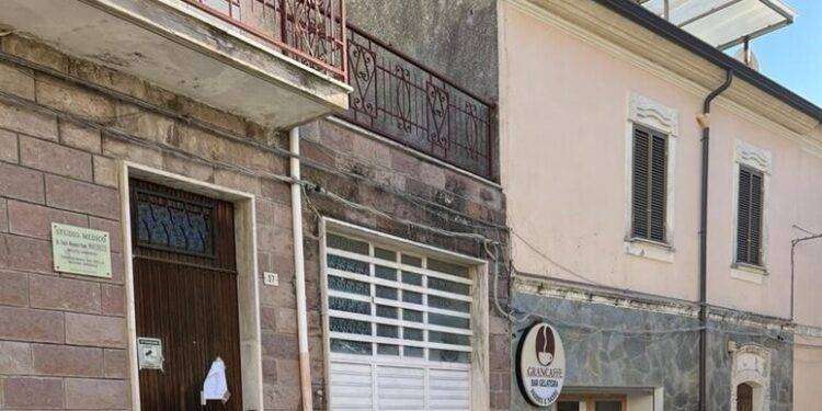 Minacce e percosse a medici davanti ai pazienti, arrestato