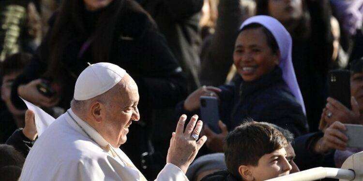 Il Papa ha l’influenza, udienze sospese, sottoposto a Tac