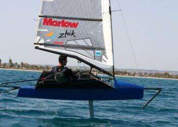 Prototipo barca a vela di Unica in gara sul lago di Garda