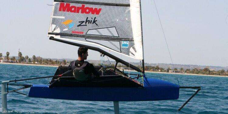 Prototipo barca a vela di Unica in gara sul lago di Garda