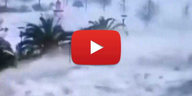 Russia, terribile mareggiata a Sochi, il mare invade tutto come uno tsunami