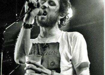 E’ morto Shane MacGowan, leggenda dei Pogues: ha unito il folk irlandese al rock e al punk