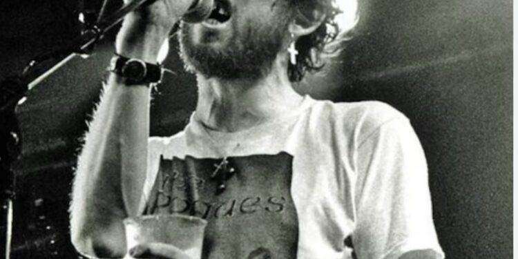 E’ morto Shane MacGowan, leggenda dei Pogues: ha unito il folk irlandese al rock e al punk