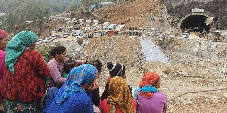 Tutti salvi i 41 operai intrappolati nel tunnel in India