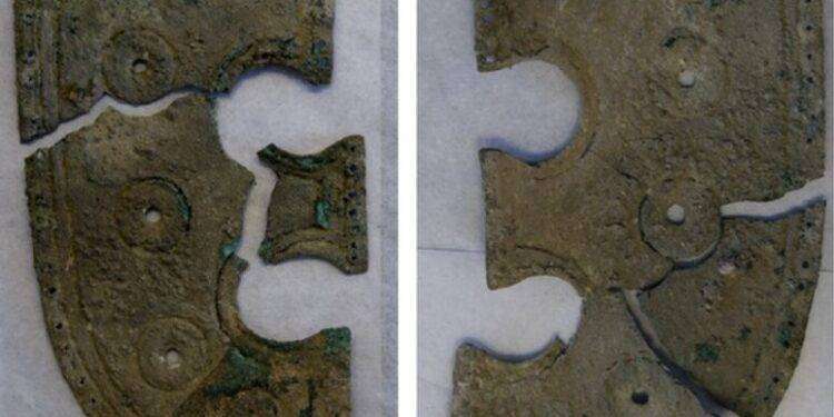 Un elmo e uno scudo emergono da scavi nell’Isola di Creta