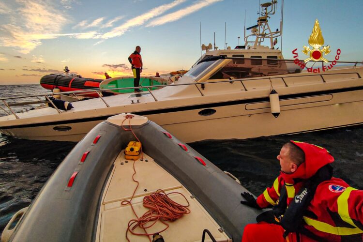 Geremeas, imbarcazione rischia di affondare: in azione la Guardia Costiera e i Vigili del Fuoco