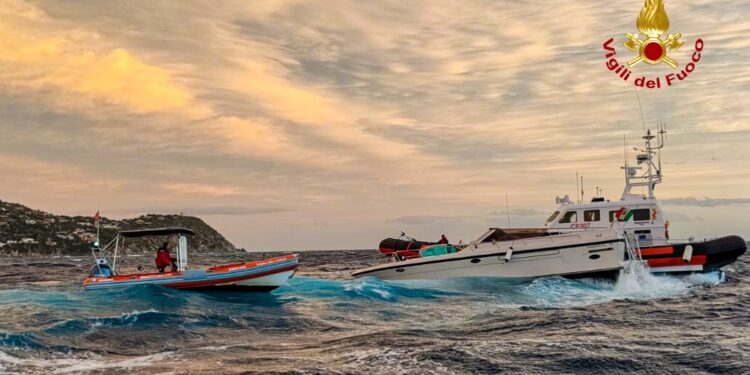 Geremeas, imbarcazione rischia di affondare: in azione la Guardia Costiera e i Vigili del Fuoco