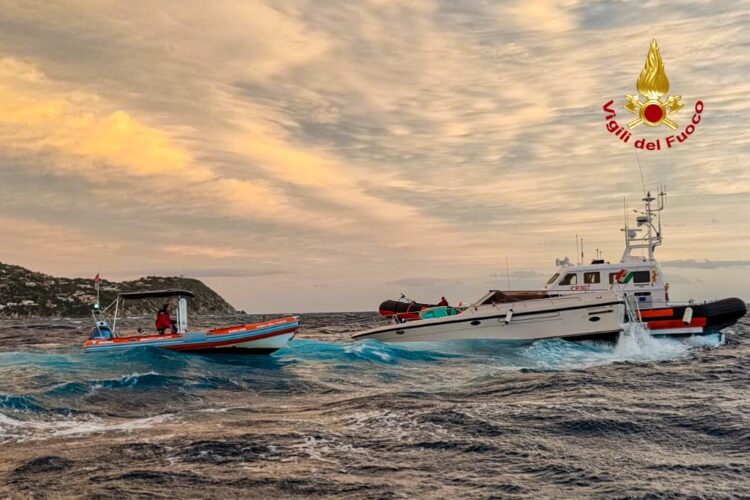 Geremeas, imbarcazione rischia di affondare: in azione la Guardia Costiera e i Vigili del Fuoco