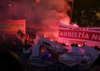 Spagna, massicce proteste e violenti scontri con la polizia contro il governo per amnistia ai separatisti catalani