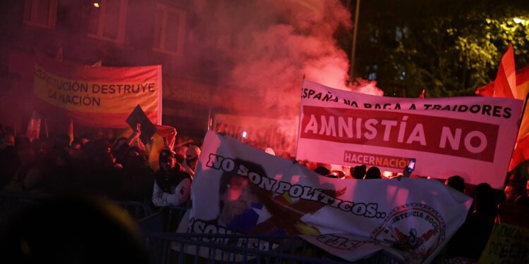 Spagna, massicce proteste e violenti scontri con la polizia contro il governo per amnistia ai separatisti catalani