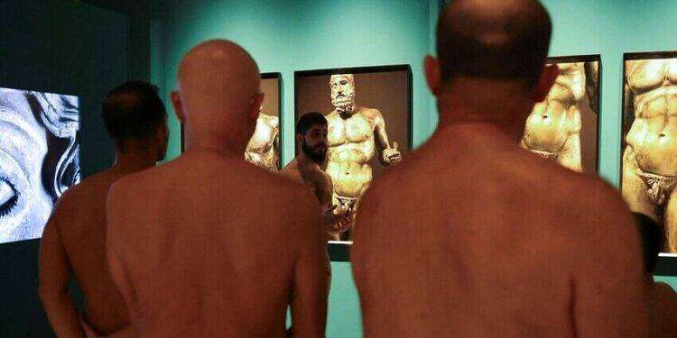 Nudi al Museo: un Tour naturista tra i Bronzi di Riace