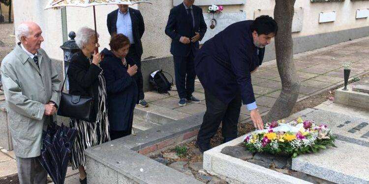 Il presidente Solinas e l’assessore Lai rendono omaggio alle tombe degli ex presidenti della Regione