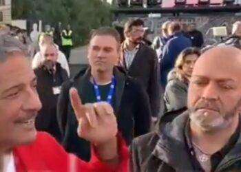 Viva Rai2, vicino a Fiorello uomo della sicurezza con celtica al collo