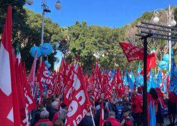 Sciopero: in migliaia in piazza a Cagliari, ‘stop manovra Meloni’