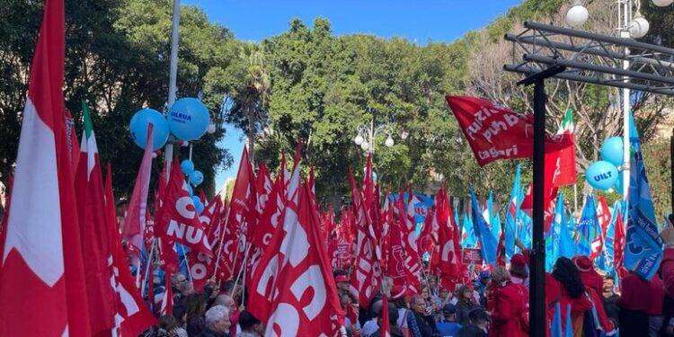 Sciopero: in migliaia in piazza a Cagliari, ‘stop manovra Meloni’