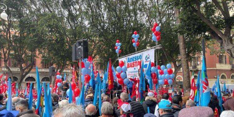 Seimila in piazza a Cagliari per sciopero generale Cgil-Uil