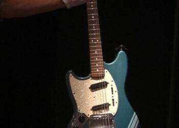 L’ultima chitarra di Kurt Cobain all’asta per 1,5 mln di dollari