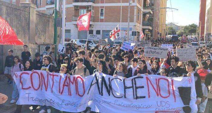 Corteo studenti Cagliari, ‘scuole a norma e trasporti efficienti’