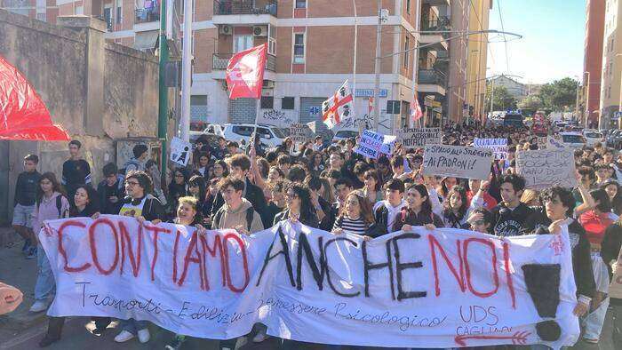 Corteo studenti Cagliari, ‘scuole a norma e trasporti efficienti’