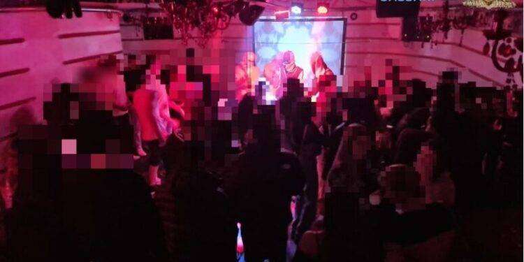 Discoteca abusiva in uno scantinato, denunciato titolare bar