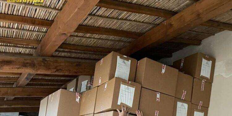 Quasi 400 kg di canapa nel capannone, nei guai un agricoltore