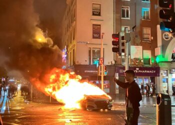Scontri a Dublino, auto della polizia data alle fiamme