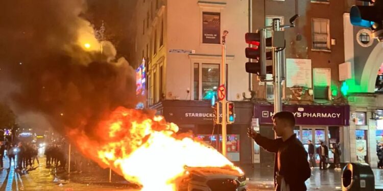 Scontri a Dublino, auto della polizia data alle fiamme