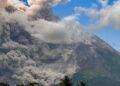 Il vulcano Merapi in Indonesia erutta cenere e gas
