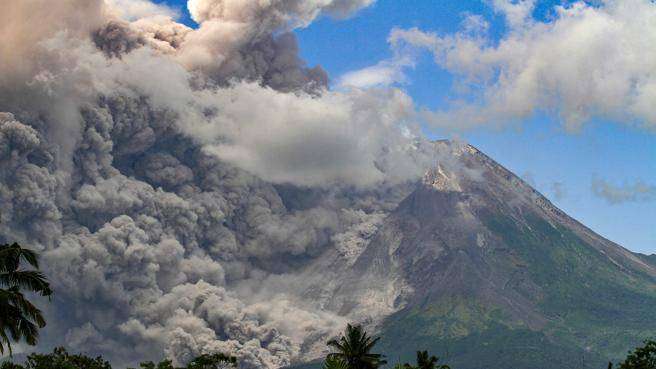 Il vulcano Merapi in Indonesia erutta cenere e gas