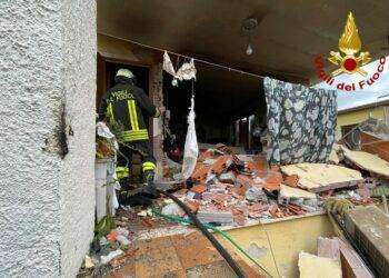 Casa a fuoco a Siniscola dopo scoppio bombola, 3 ferite gravi