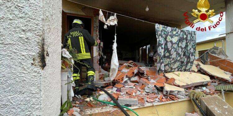 Casa a fuoco a Siniscola dopo scoppio bombola, 3 ferite gravi