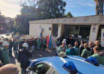 Lavoratori Eurallumina con caschi e sirene a Villa Devoto