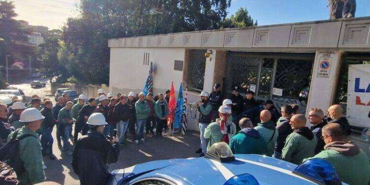 Lavoratori Eurallumina con caschi e sirene a Villa Devoto