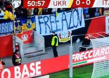 Il nazismo sventola durante la sfida tra Italia ed Ucraina